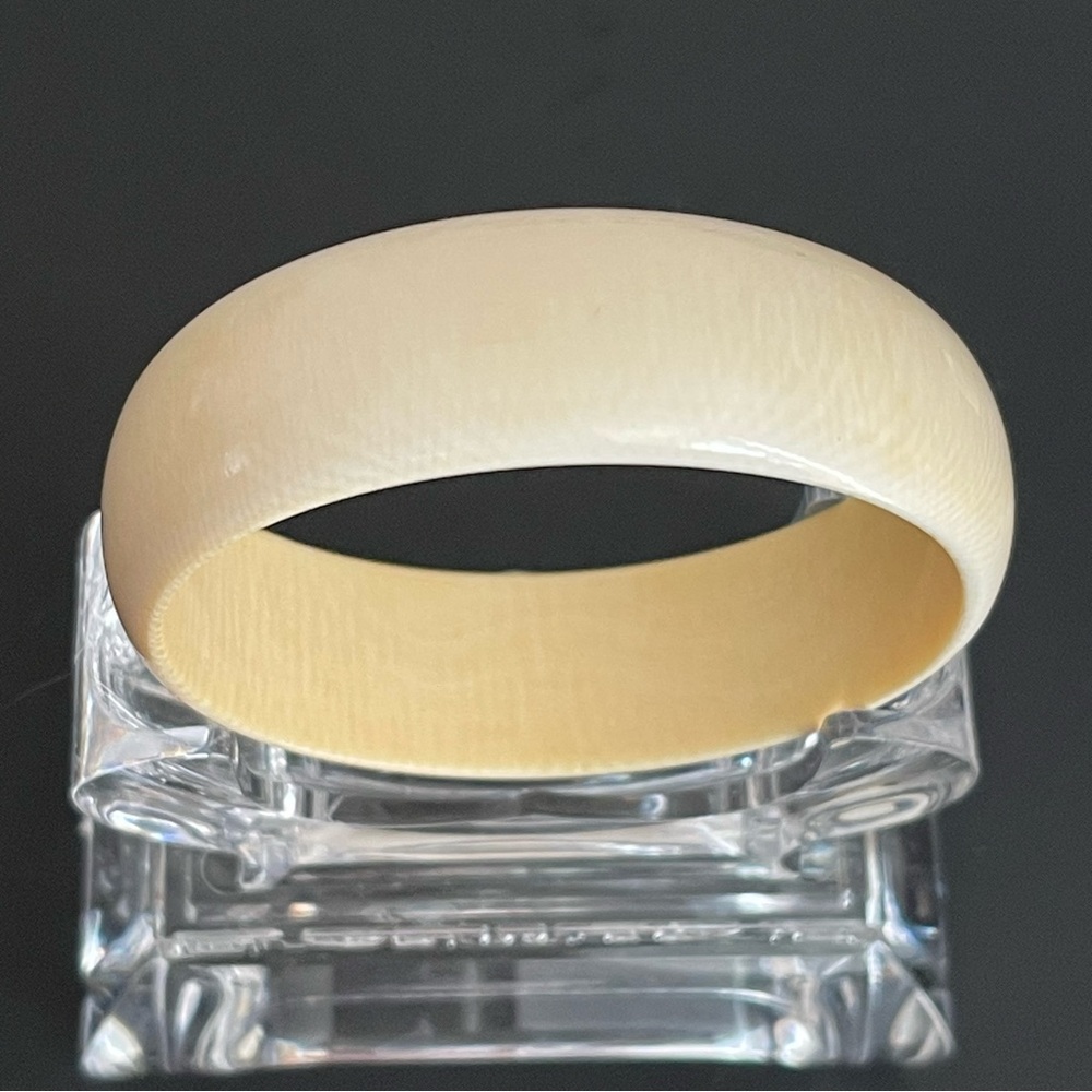 Vintage genuine Ivory bangle bracelet. - Picture 10 of 14